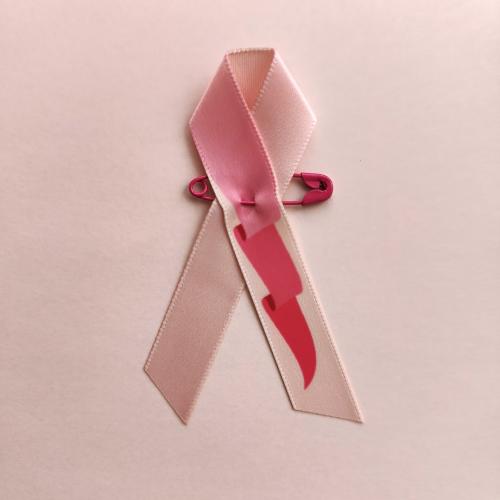 Roosa nauha 2025 rintamerkki