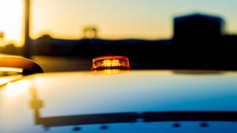 Valo sataman auton katolla 